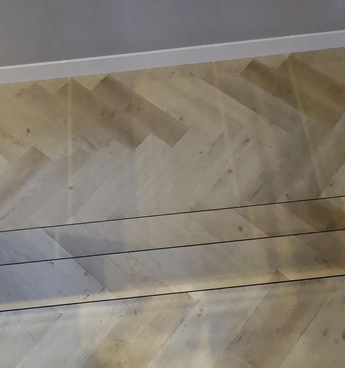Visgraat op de treden van de trap van dichtbij, in Havelte