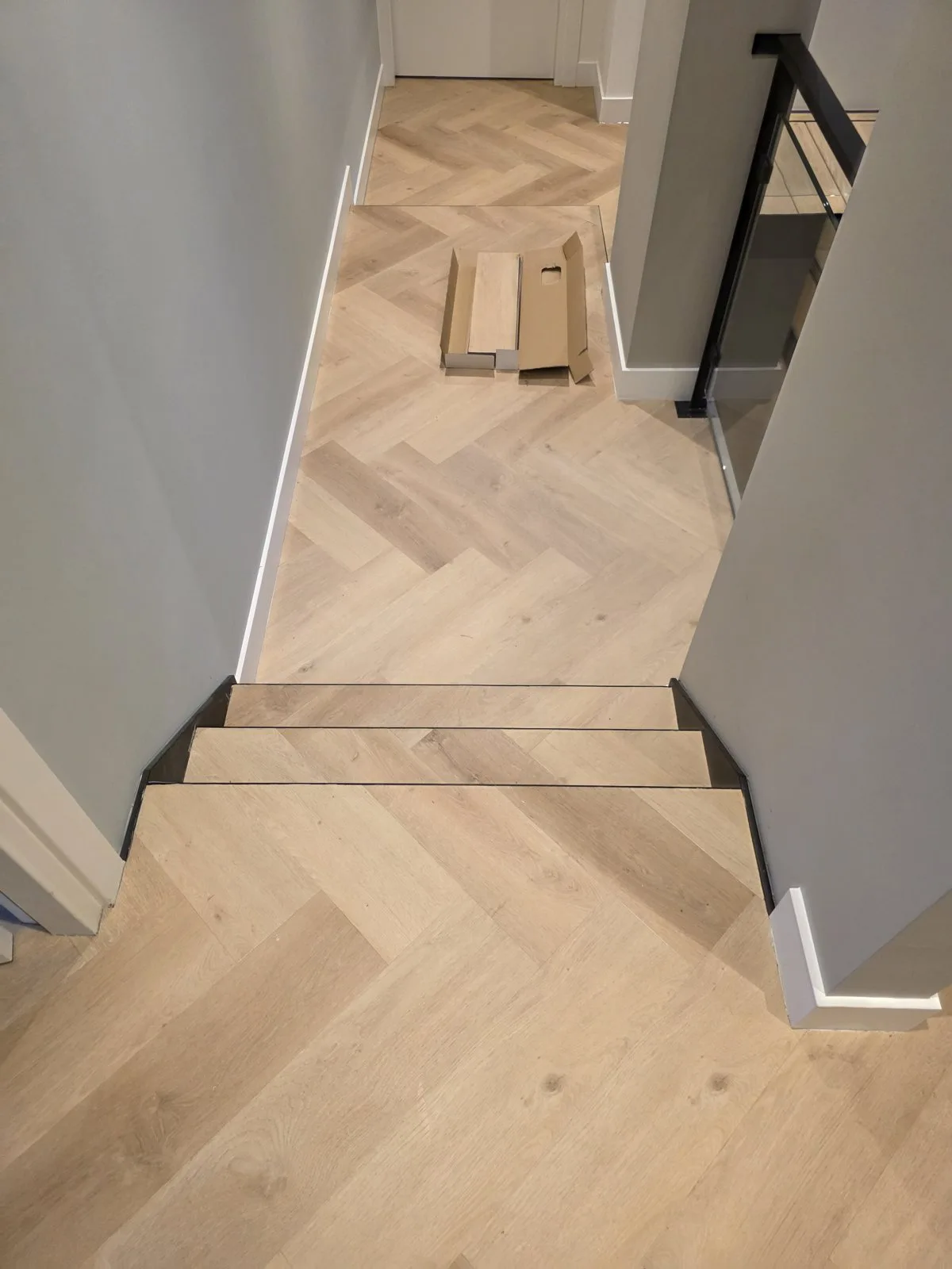 Visgraat die over beide trapjes op de eerste etage doorloopt, in Havelte
