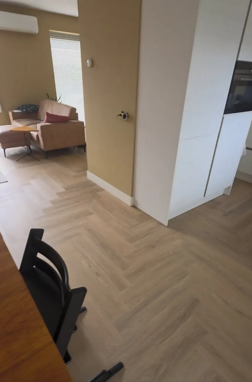 Visgraatvloer in woonkamer en keuken in Zwolle
