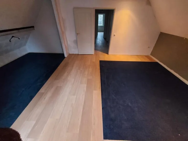 Slaapkamer met PVC-looppaden en tapijt bij het bed, Amersfoort