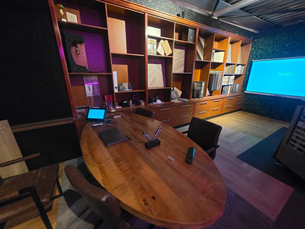 Showroom in Harderwijk met stalenkasten, tafel en digibord