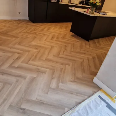 Lichte PVC-visgraat rond een keukeneiland in Ermelo