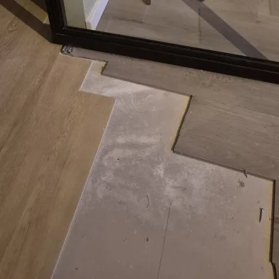 Nieuwe PVC-visgraat sluit aan waar de oude vloer is uitgehaald, Harderwijk