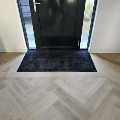 Schoonloopmat ingepast in PVC-walvisgraat bij de voordeur, Zeewolde