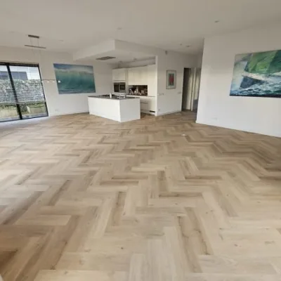 Woonkamer met lichte PVC-walvisgraat, Zeewolde