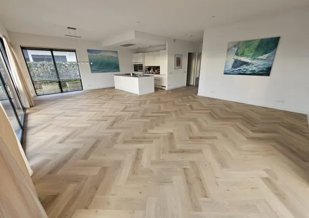 Woonkamer met lichte PVC-walvisgraat (Enia Strix), Zeewolde